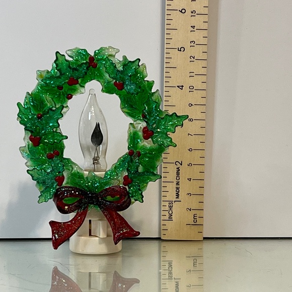 Wreath Night Light w/ Flicker Flame Bulb Christmas Holiday Plastic Vintage READ - Picture 10 of 13